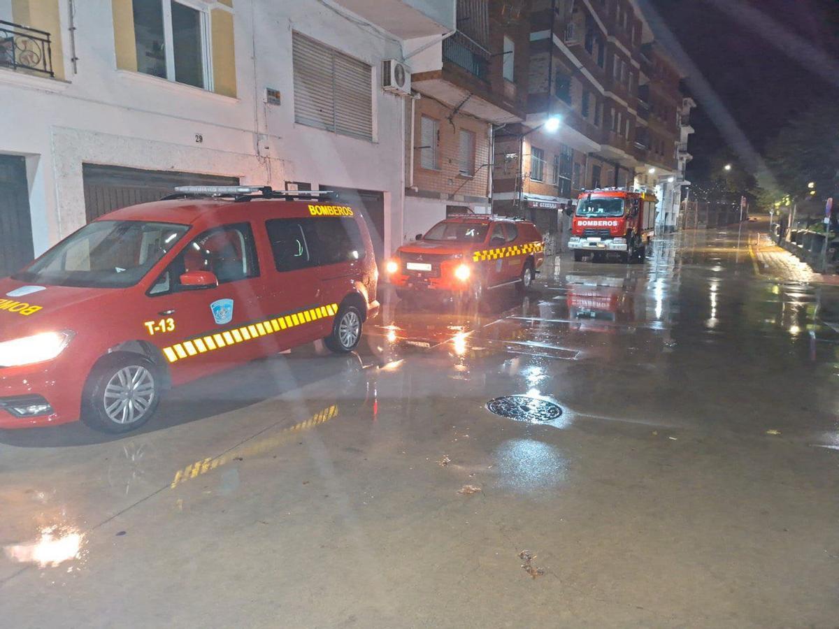 Bomberos del Sepei, en Navaconcejo, por la alerta por la borrasca Claudia.