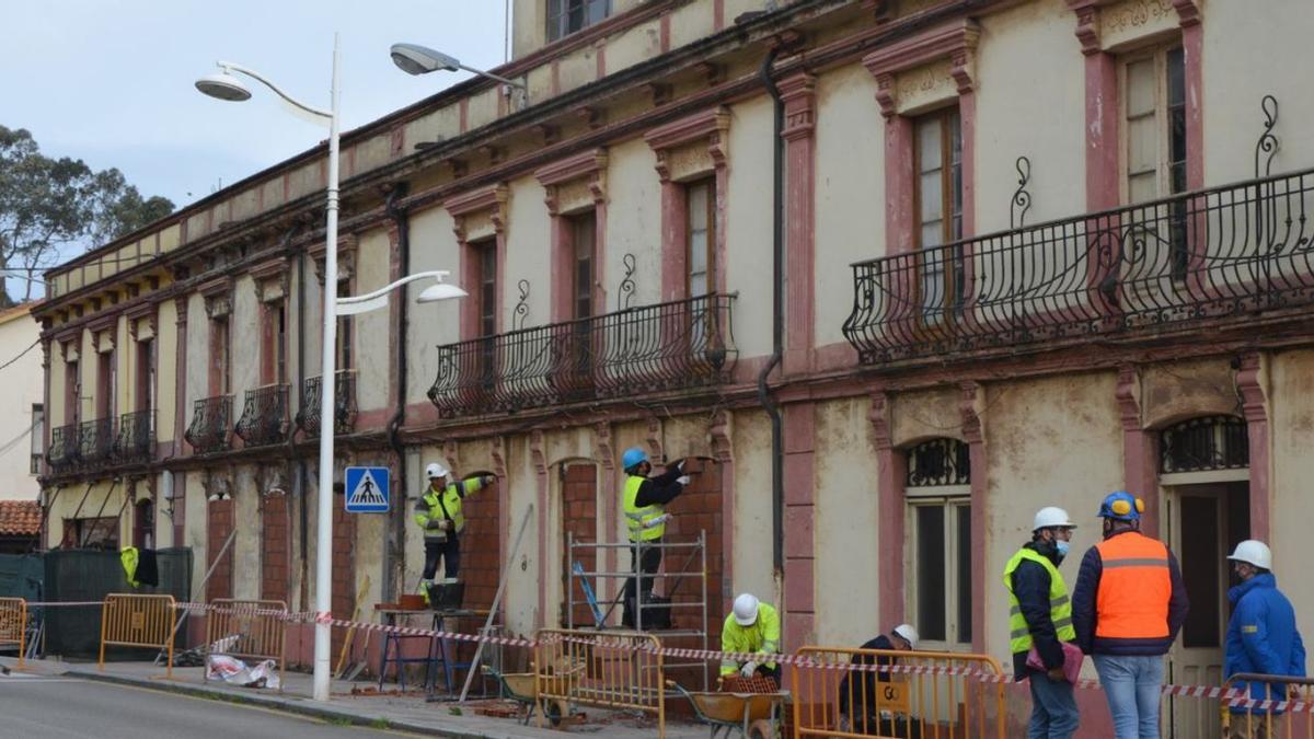 Las labores de tapiado de las casas de Perán. | B. G.