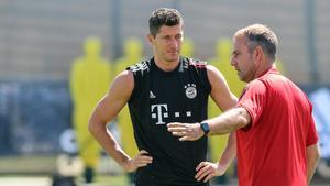 Hansi Flick conversa con Lewandowski en un entrenamiento del Bayern
