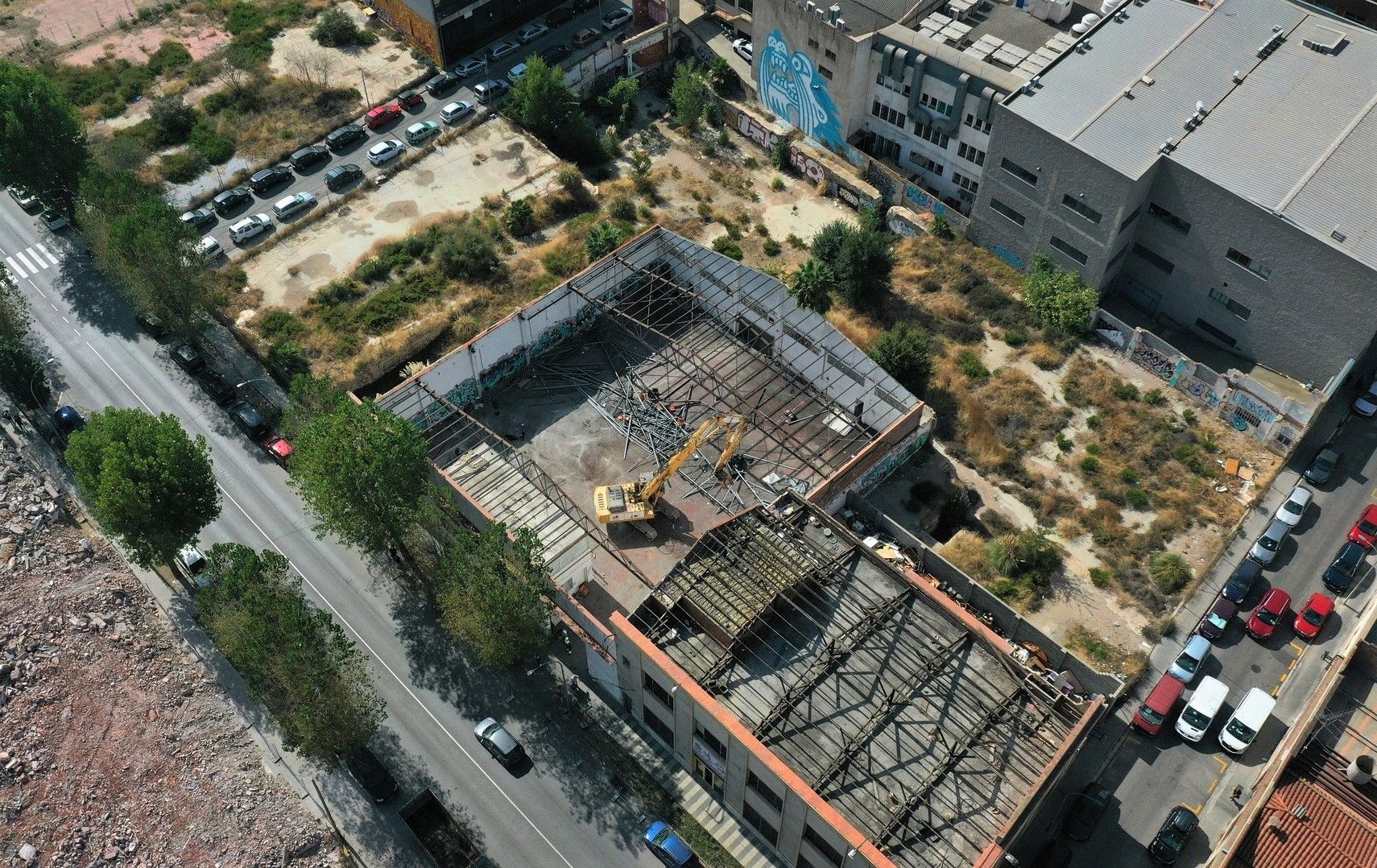 Obras de derribo en las naves industriales de la ronda Barceló de Mataró.