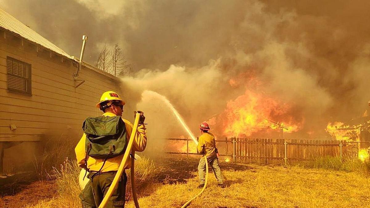 Bombers tracten d’apagar el foc de l’incendi Dixie de Califòrnia