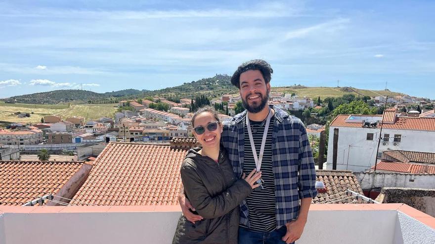 Daniela y Daniel, la pareja venezolana que puso de moda las arepas en Cáceres, abre cuatro apartamentos turísticos