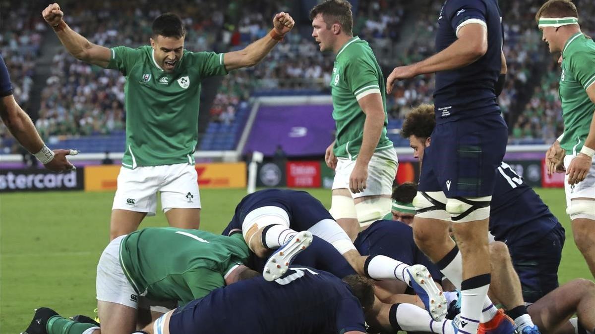 Los jugadores de Irlanda celebran su triunfo ante Escocia en Japón.