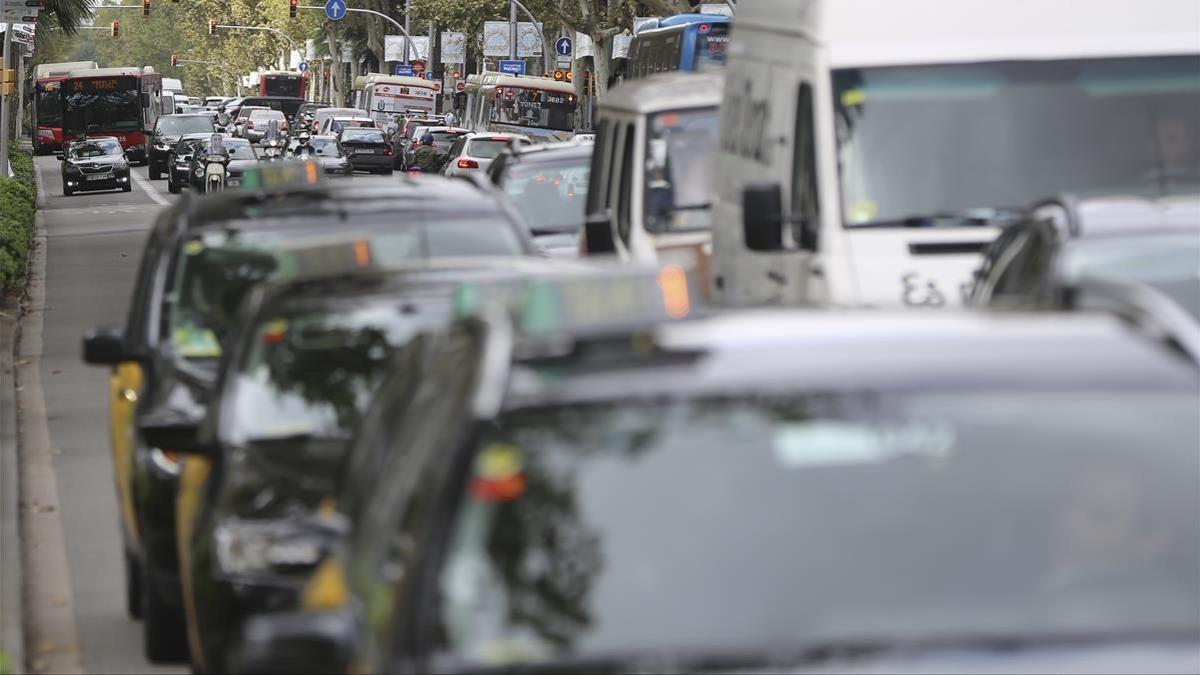 Tráfico intenso en la avenida Diaonal de Barcelona.