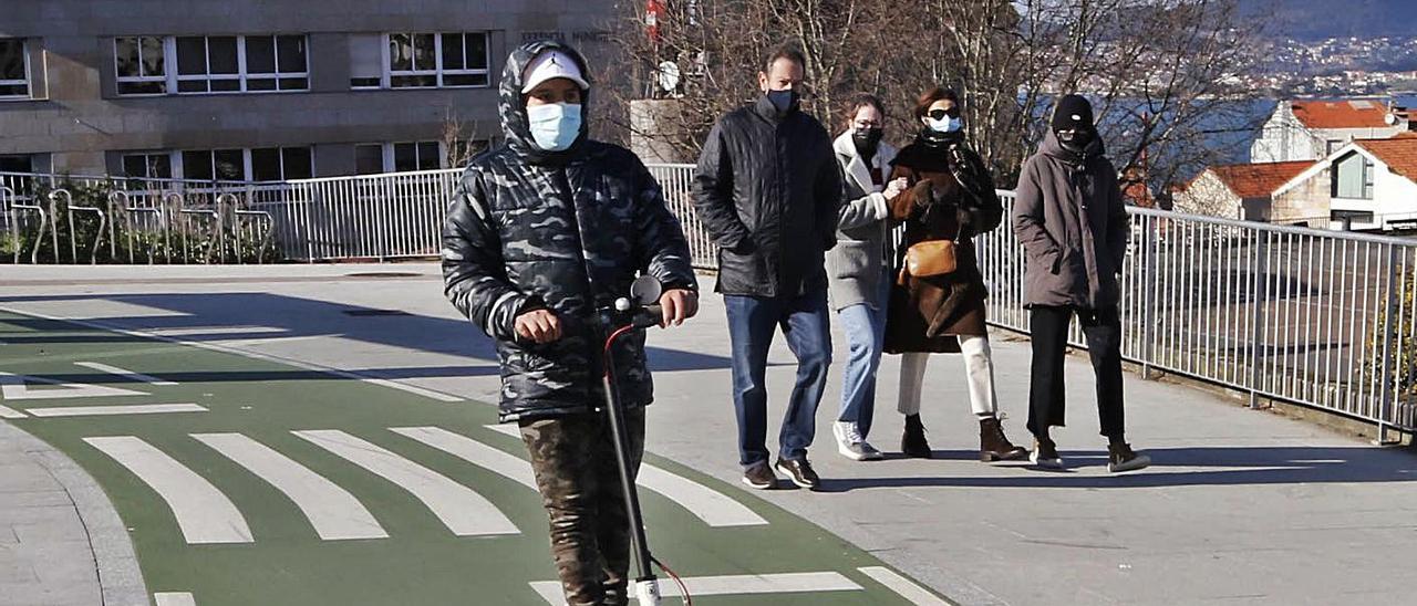 Un usuario de patinete eléctrico en Vigo