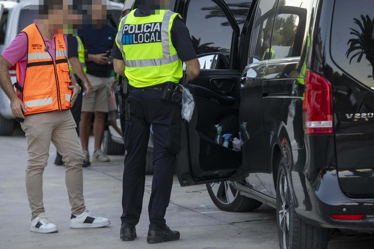 Imagen de archivo de un control de la Policía Local de Ibiza contra taxis pirata.