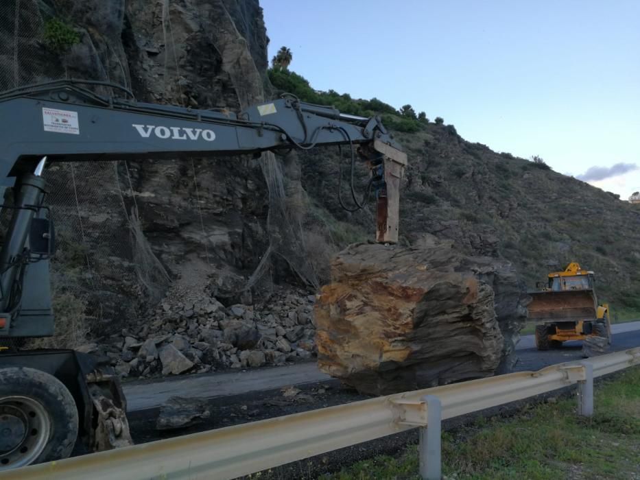 El desprendimiento de una roca de grandes dimensiones, como consecuencia de las intensas precipitaciones que ha registrado Torrox durante las últimas 48 horas ha cortado el tráfico por carretera