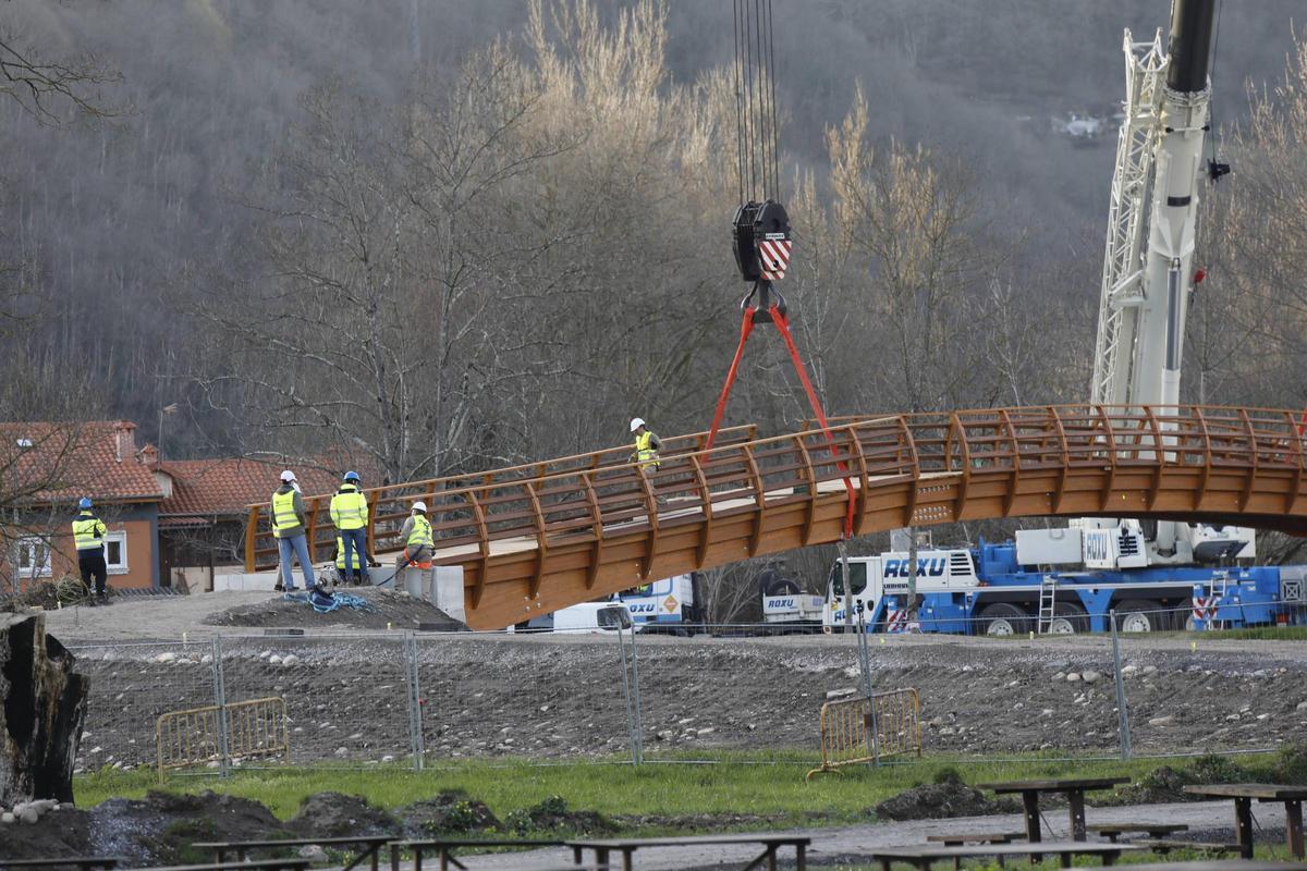 Así se instaló la pasarela peatonal de La Chalana, en Laviana