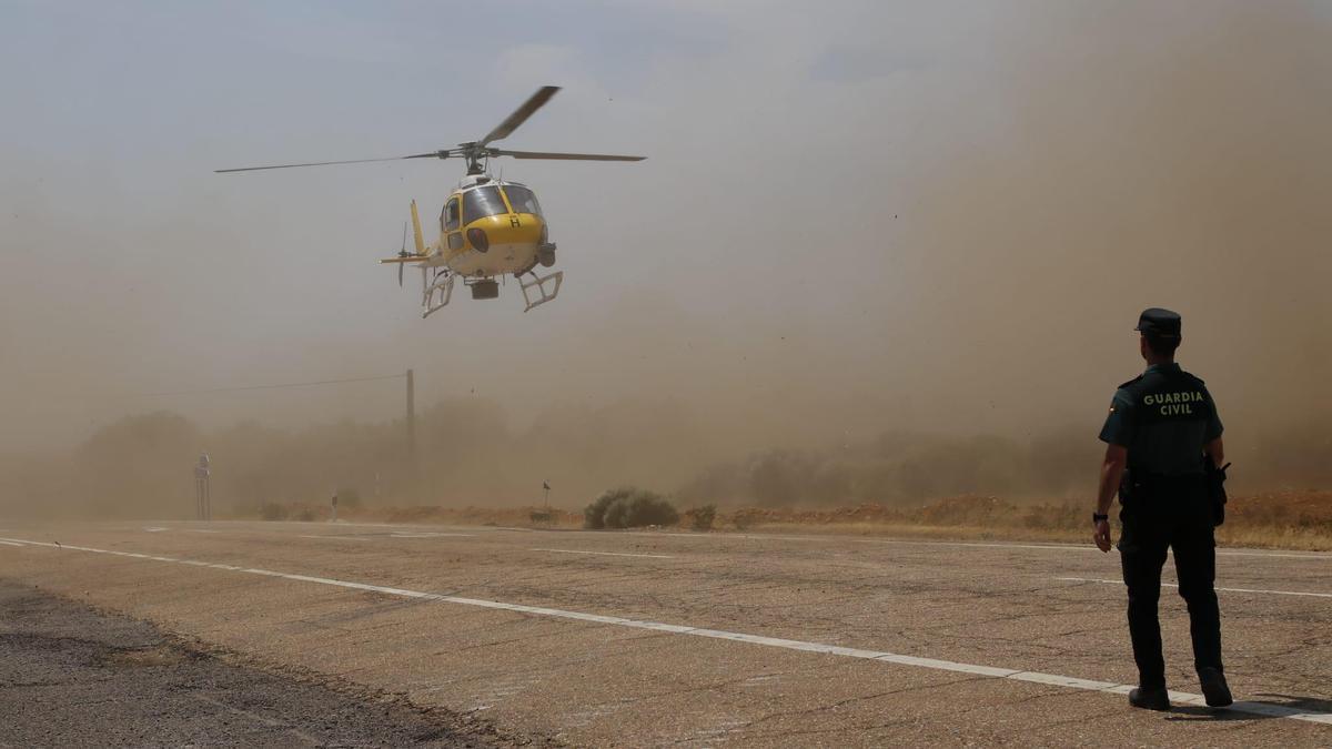 Un helicóptero en la zona del fuego.