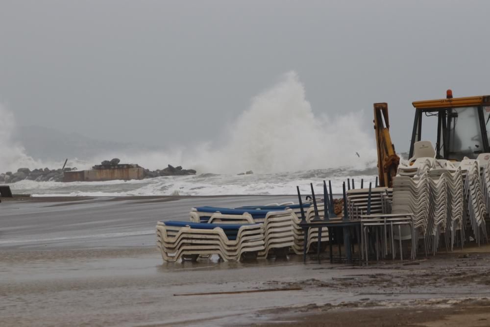 Temporal de viento y olas en las playas de Málaga