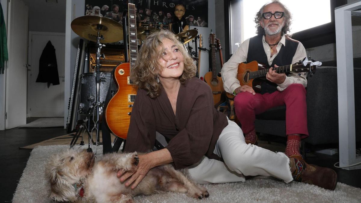 Teo Cardalda y María Monsonís, con su perro Pisco, en su estudio.