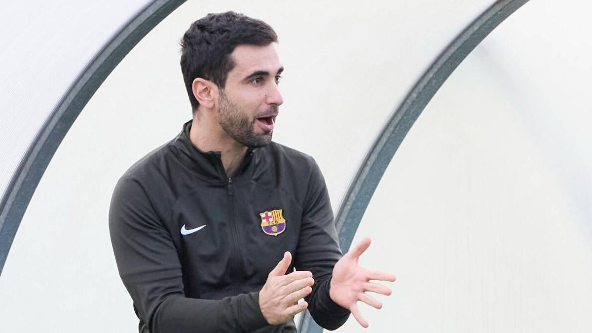 Arnau Blanco ha pasado esta temporada de ser un segundo entrenador a ejercer como primer entrenador en la cantera del Barça