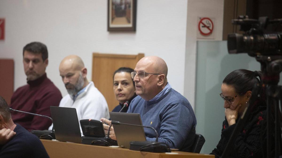 Josep Bermúdez, en el centro, y Borja Revilla, a la izquierda, en un pleno.
