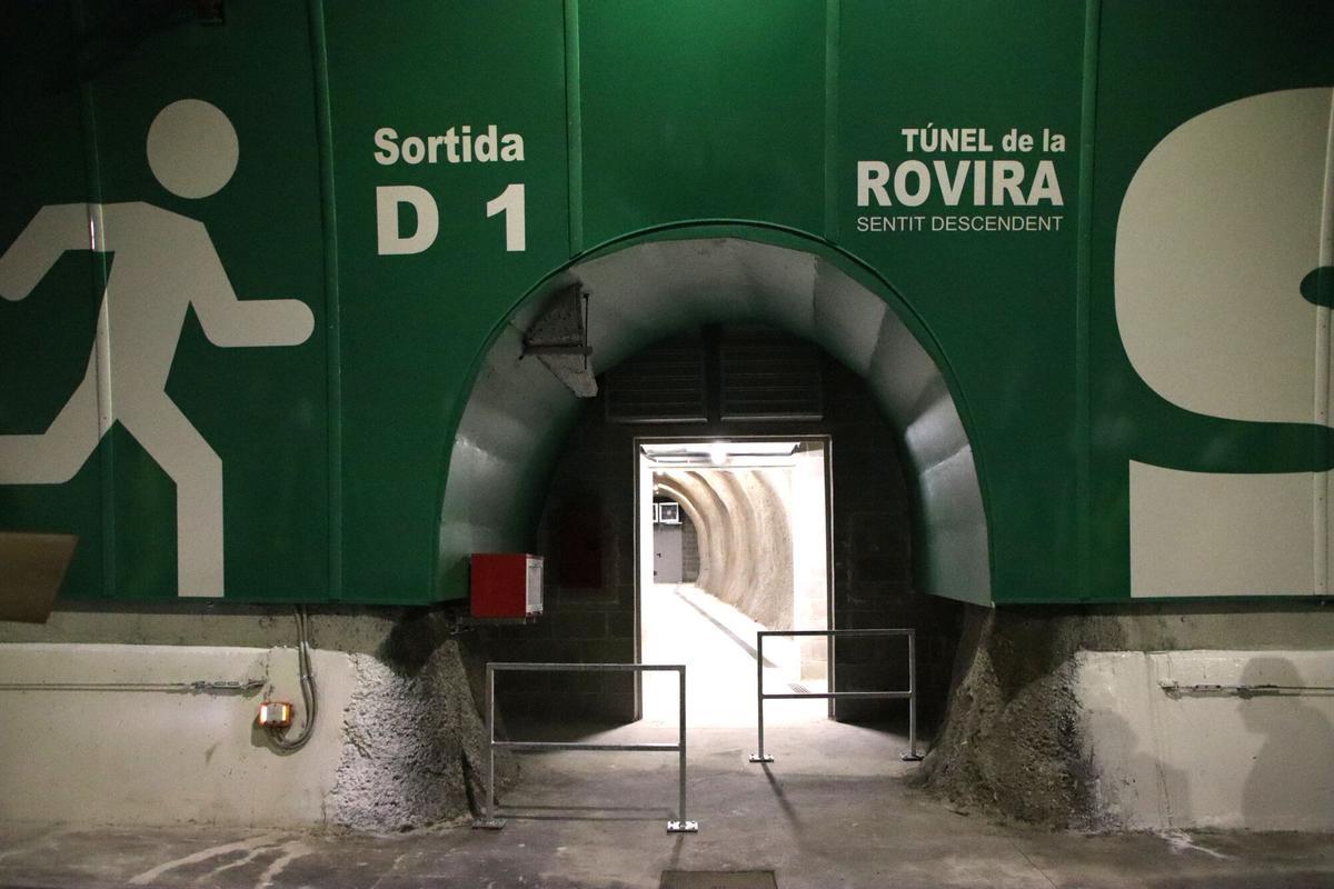 Una de les galeries d'evacuació del Túnel de la Rovira