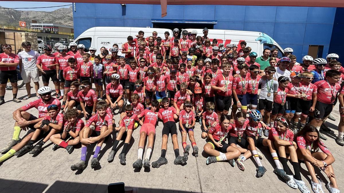 Todos los integrantes del campus en la foto final del acto de clausura