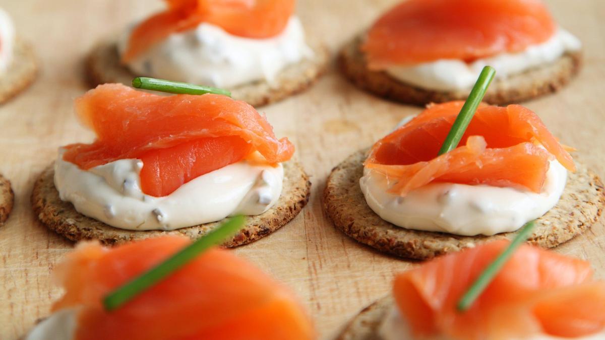 Canapé navideño de salmón y queso con cebollino.