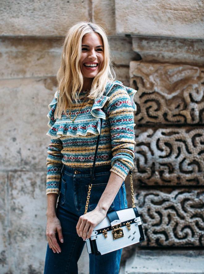 Look de la actriz Sienna Miller para el desfile de Louis Vuitton en la Semana de la Moda de París 