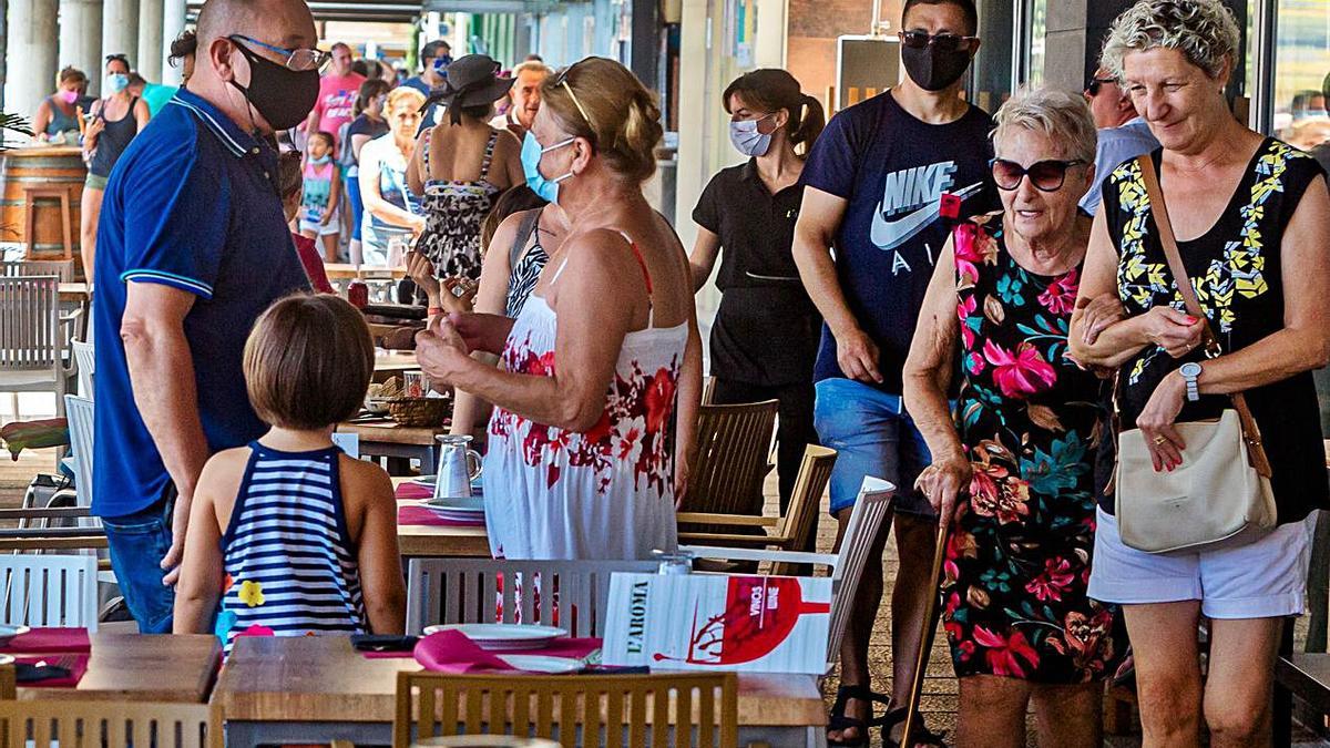 Clientes esperan mesa este jueves en Benidorm. | DAVID REVENGA