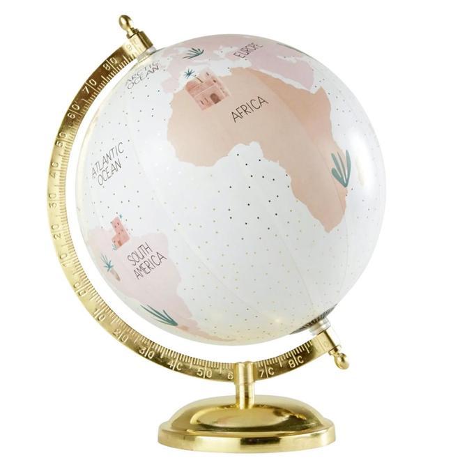 Globo terráqueo con mapamundi en rosa y dorado, de Maisons Du Monde para regalar en el amigo invisible