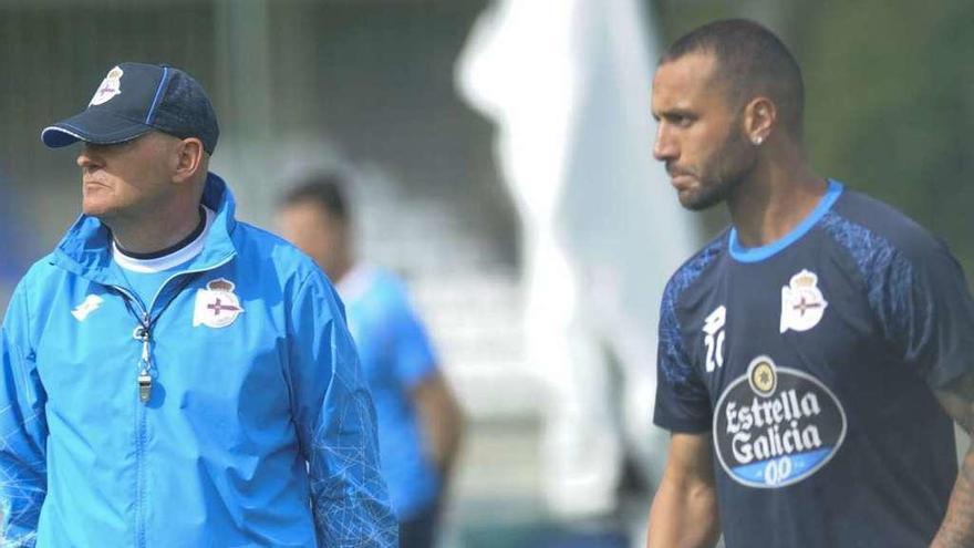 Pepe Mel, al lado de Guilheerme en un entrenamiento en Abegondo.