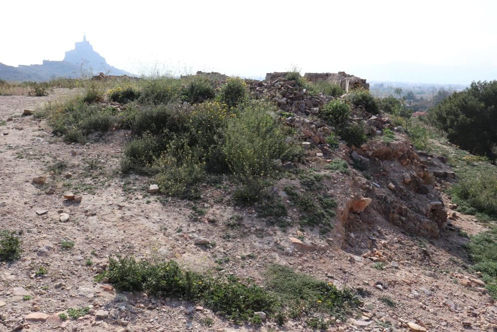 Los castillos de Larache y Cabezo de Torres "se hunden entre la inmundicia", denuncia Huermur