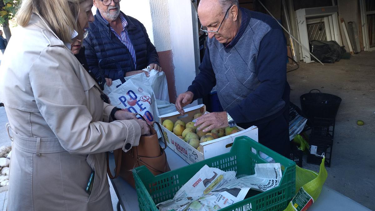 Un agricultor de la Vall d&#039;Ebo vende una caja de perellons