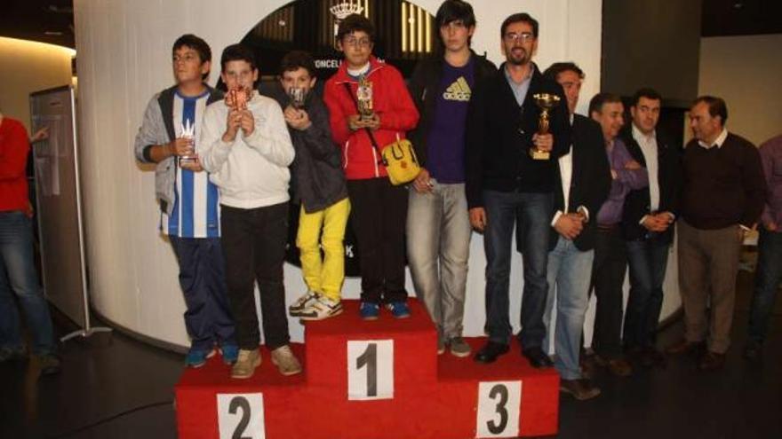 Podio final de ganadores del IV Torneo Xadrez Escolar Concello de Lalín 2013.