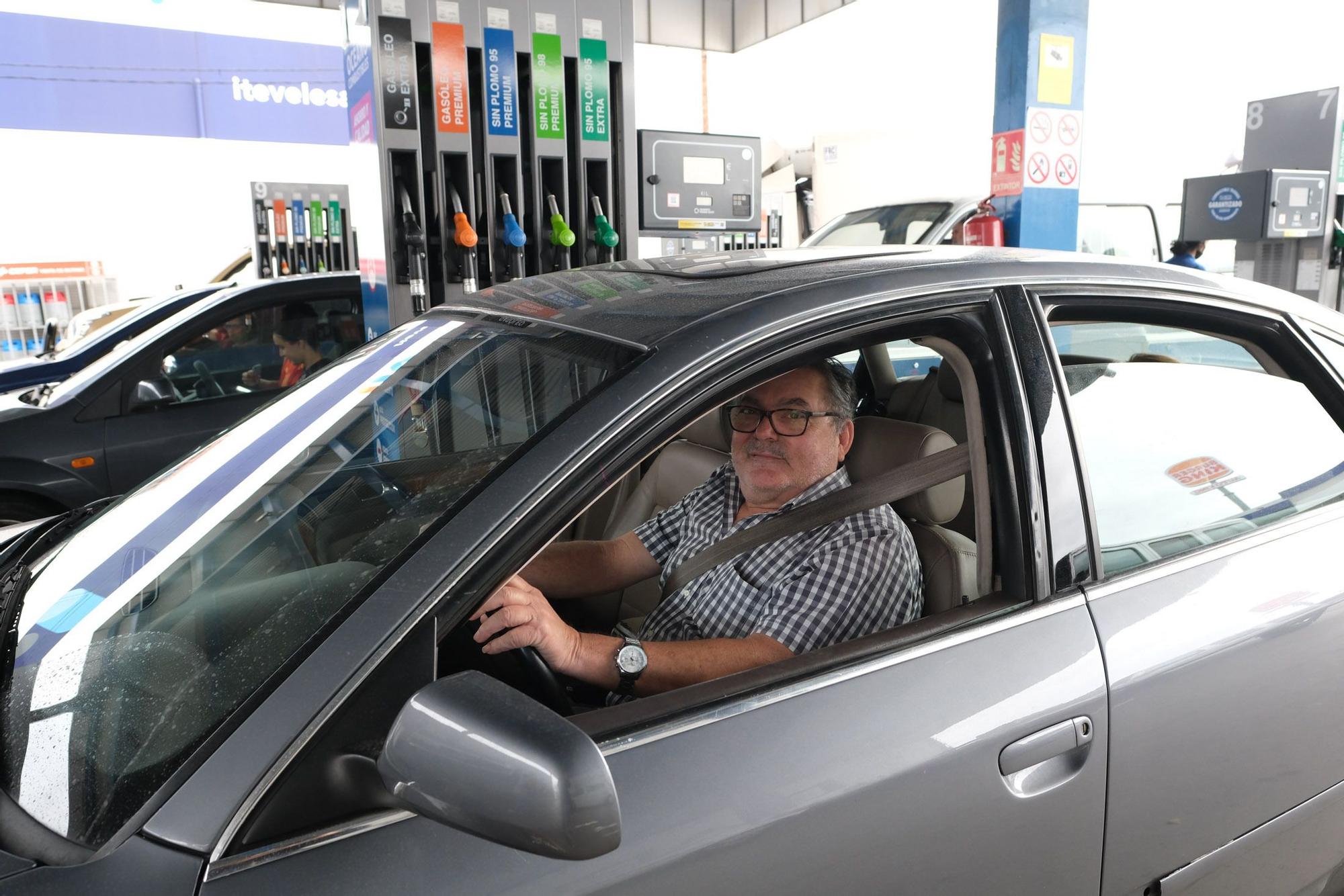 Conductores grancanarios en el día de inicio de la ayuda de 20 céntimos a la gasolina