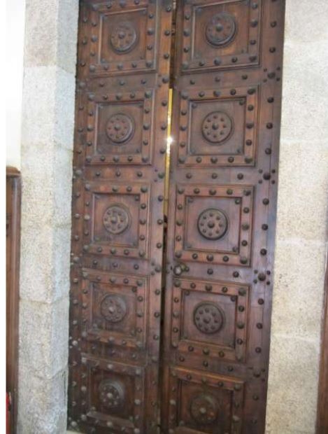 Puerta que comunica la capilla con el vestíbulo del pazo de Meirás