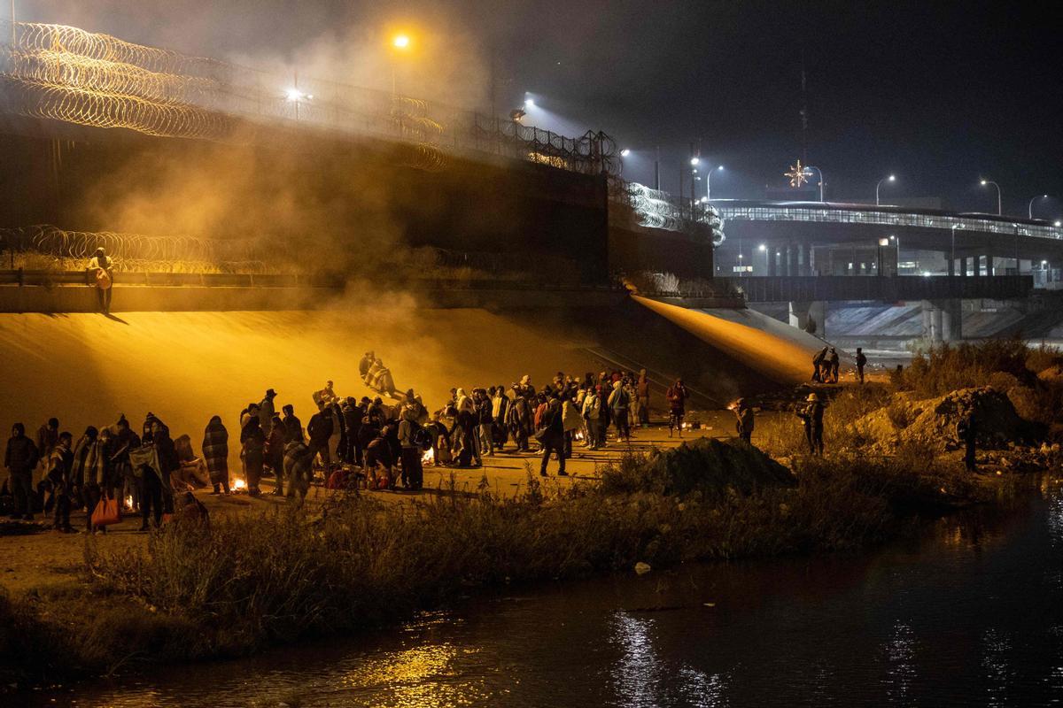 Un aluvión de inmigrantes cruzan Río Grande de Ciudad Juárez (México) a El Paso (Texas) ante un posible cambio en la política migratoria