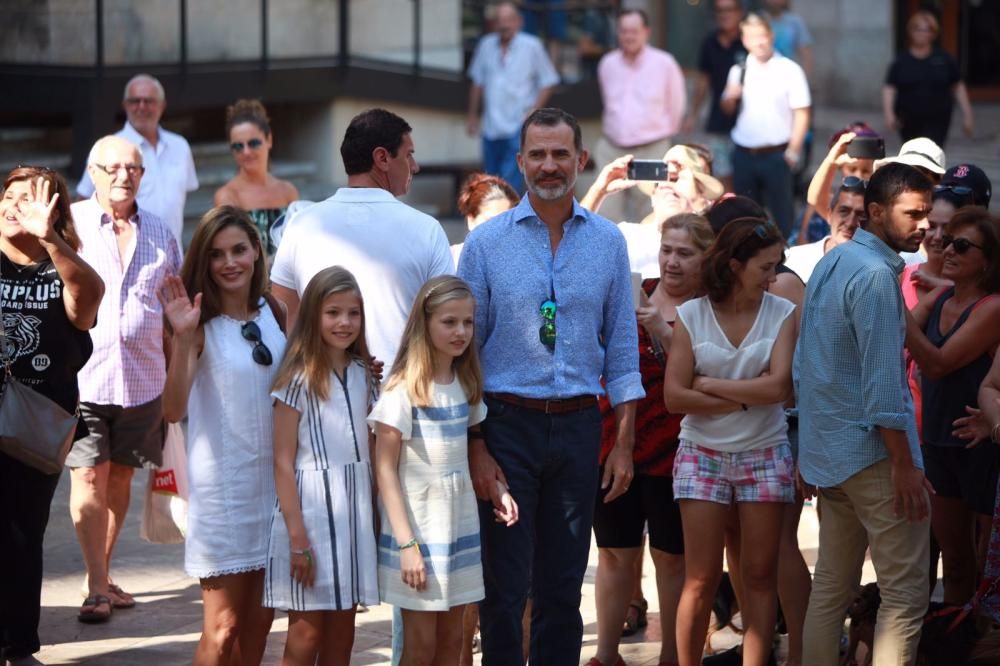 Los Reyes y sus hijas visitan la exposición de Miró y Picasso en Can Prunera de Sóller