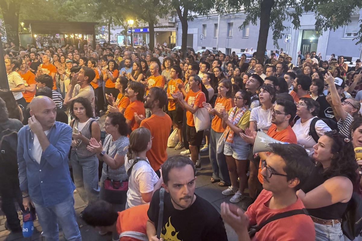 Cientos de personas se han concentrado este martes en la madrileña calle de Alcalde Sainz de Baranda convocadas por el sindicato de Inquilinas de Madrid ante el intento de desahucio de la vecina de 87 años, Maricarmen Abascal.