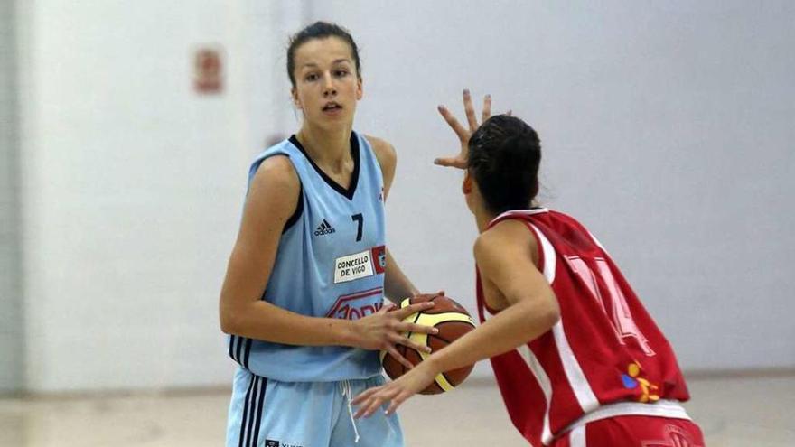 Kristina Arsenic, del Celta Zorka, defendida por una jugadora del Ensino de Lugo. // M. Canosa