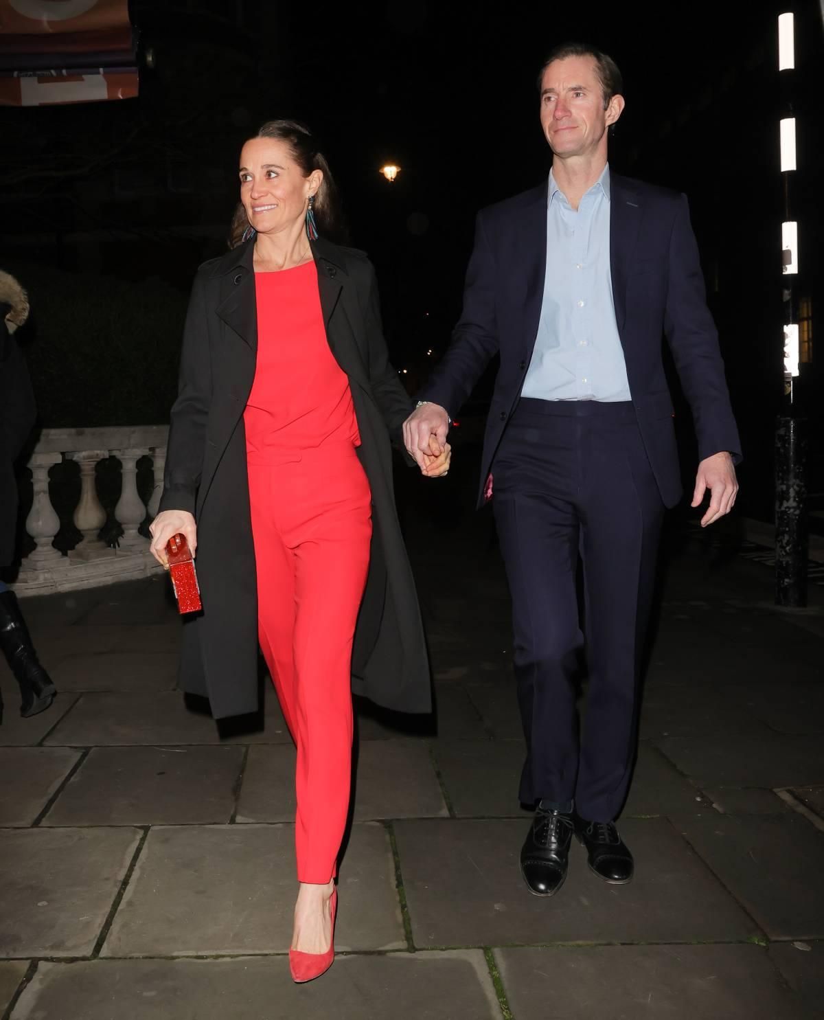 Pippa Middleton con look en rojo y negro junto a su marido