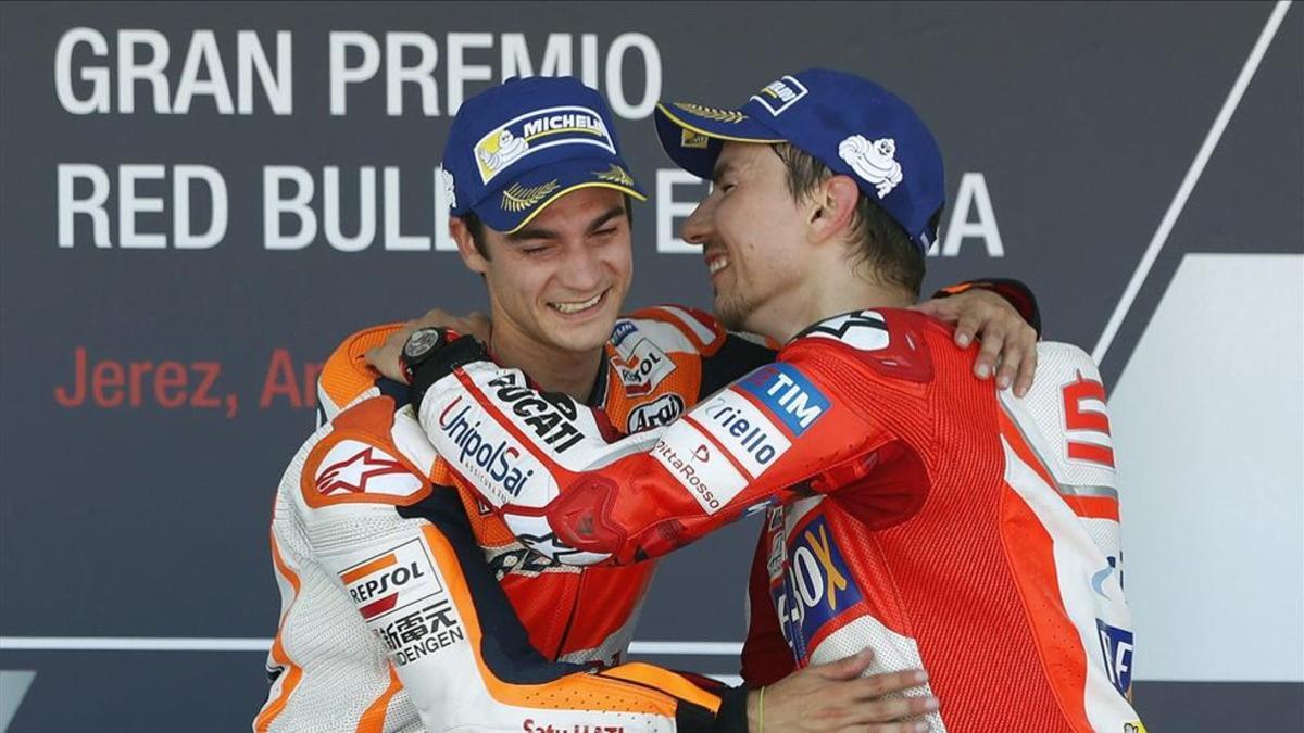 Pedrosa recibe la felicitación de Lorenzo