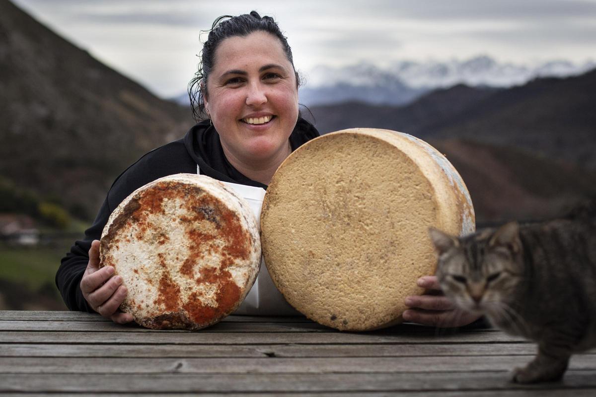 Graciela Valle en su quesería de Peruyes (Cangas de Onís).