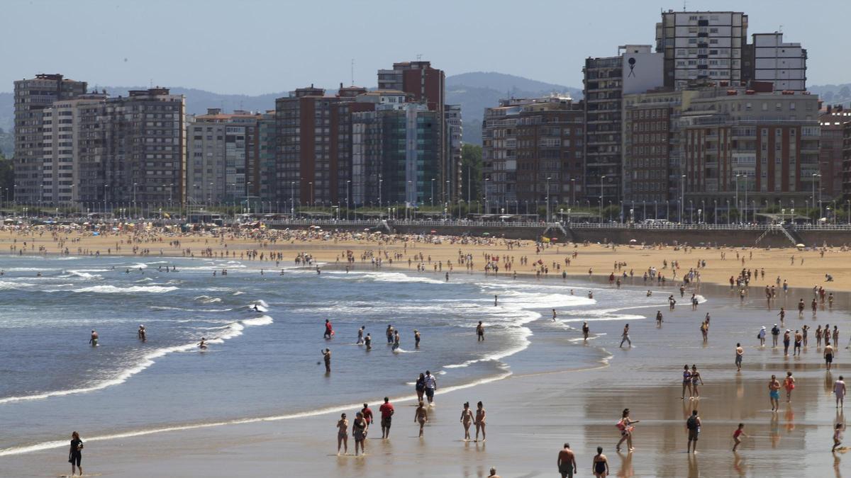 Personas en la playa de San Lorenzo