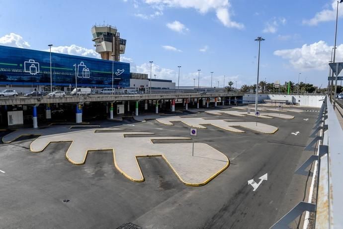 26-03-20  GRAN CANARIA. AEROPUERTO DE GRAN CANARIA. INGENIO TELDE. . Efecto del Covid-19 en el Aeropuerto de Gran Canaria, plataforma de aparcamiento de aviones vacía, últimos turistas y últimos en llegar.  Fotos: Juan Castro.