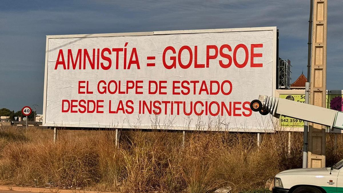 Imagen de la valla publicitaria con el lema 'Amnistía = Golpsoe' ubicada junto al asador 7 de Julio de Castelló.