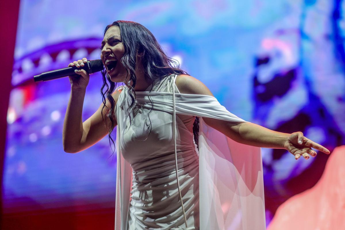 La cantante María José Llergo actúa  en las Noches del Botánico de Madrid.