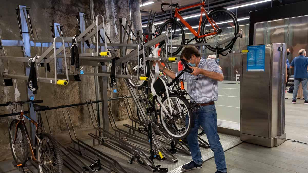 Presentación del sistema de estacionamiento de bicis Bicibox en algunas estaciones del metro de Barcelona