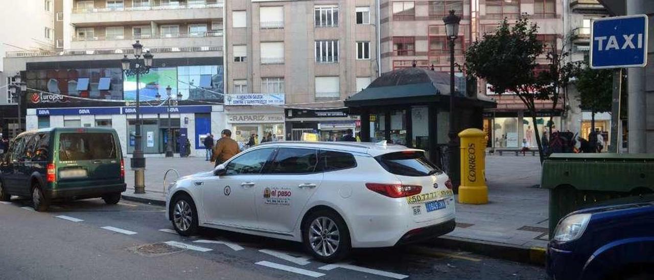 La nueva parada de taxis hace esquina entre Arzobispo Lago y Conde Vallellano. // Noé Parga