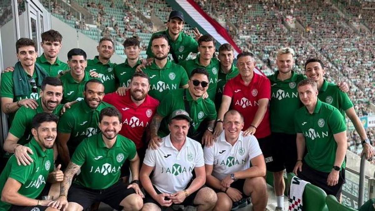 Rafa López, cuarto izquierda de pie, con los componentes del Wroclaw Futsal.