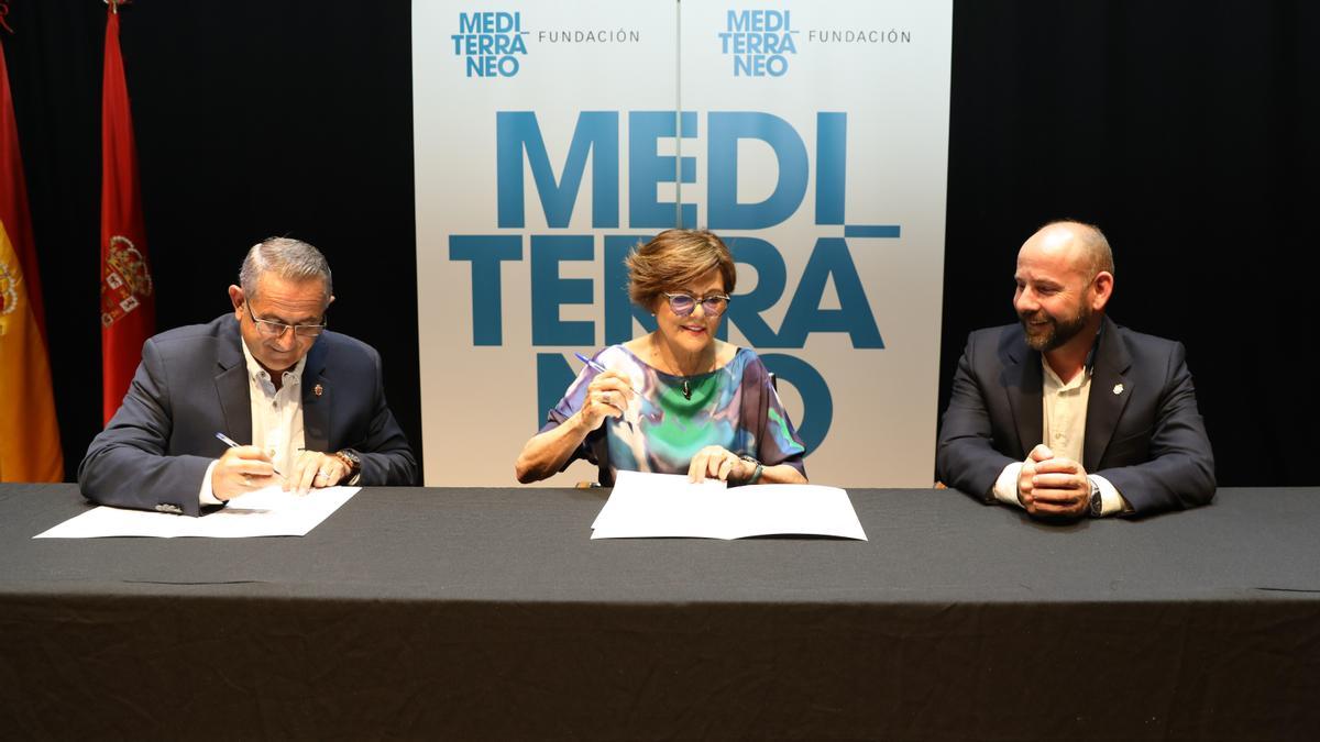 Pedro López Milán, Rosa Peñalver y Juan Carlos López, durante la firma