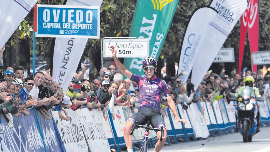 La reivindicación del oviedismo al Giro de Italia tras el triunfo de Pelayo: “¡Es del Oviedo!”