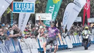 La reivindicación del oviedismo al Giro de Italia tras el triunfo de Pelayo: “¡Es del Oviedo!”