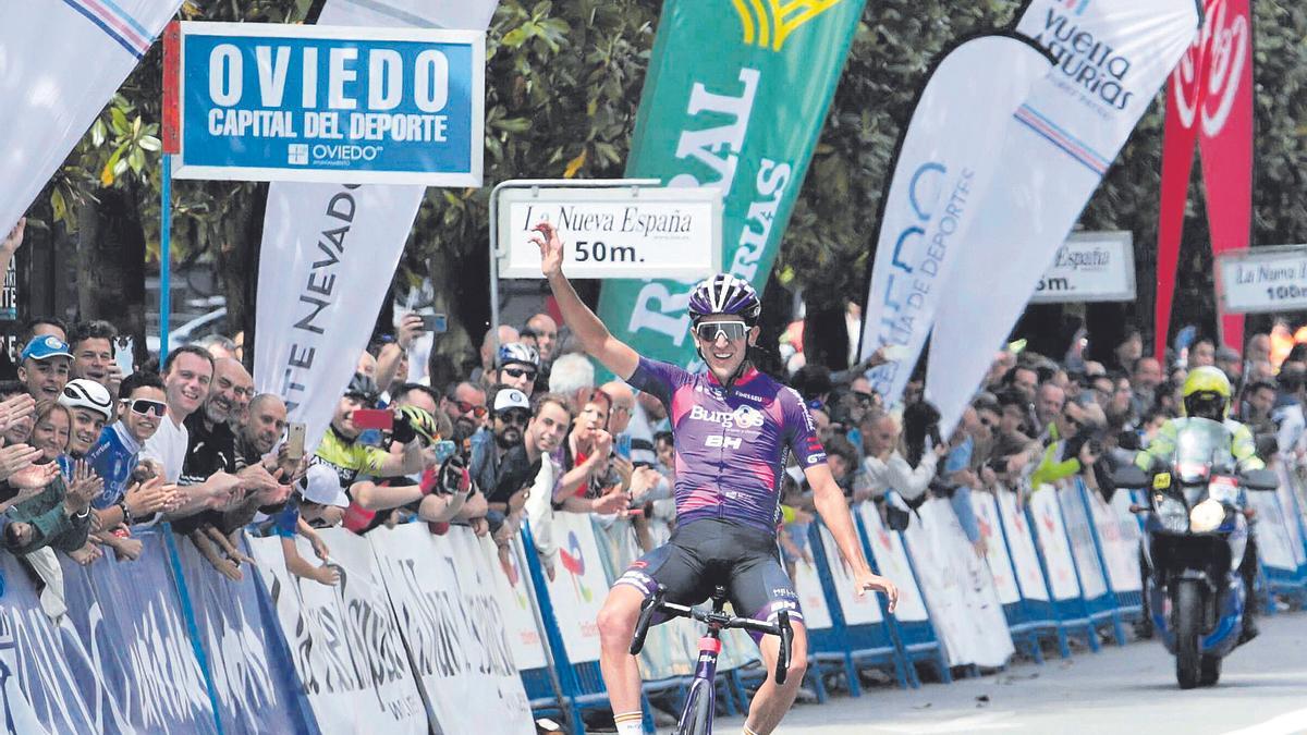 Pelayo Sánchez celebra su triunfo en la Vuelta Asturias el pasado año.