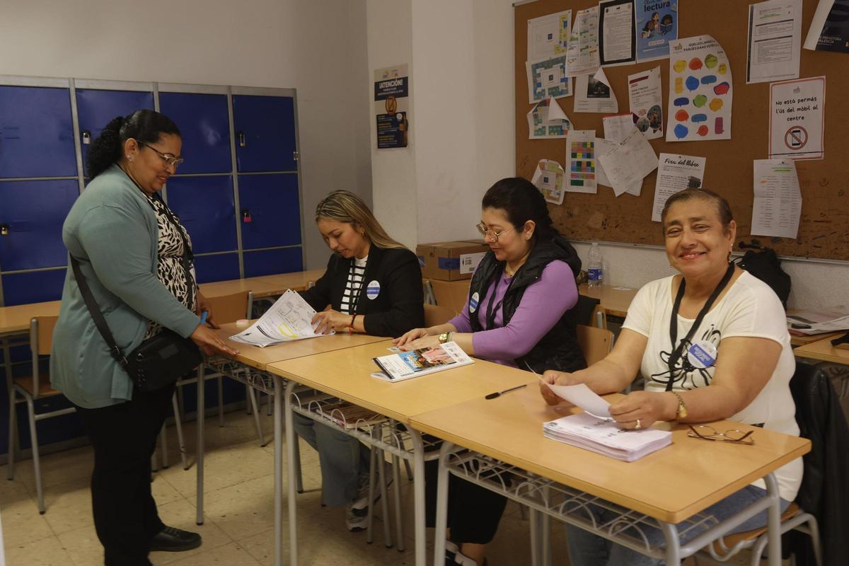Una residente participa en las votaciones esta mañana en València.