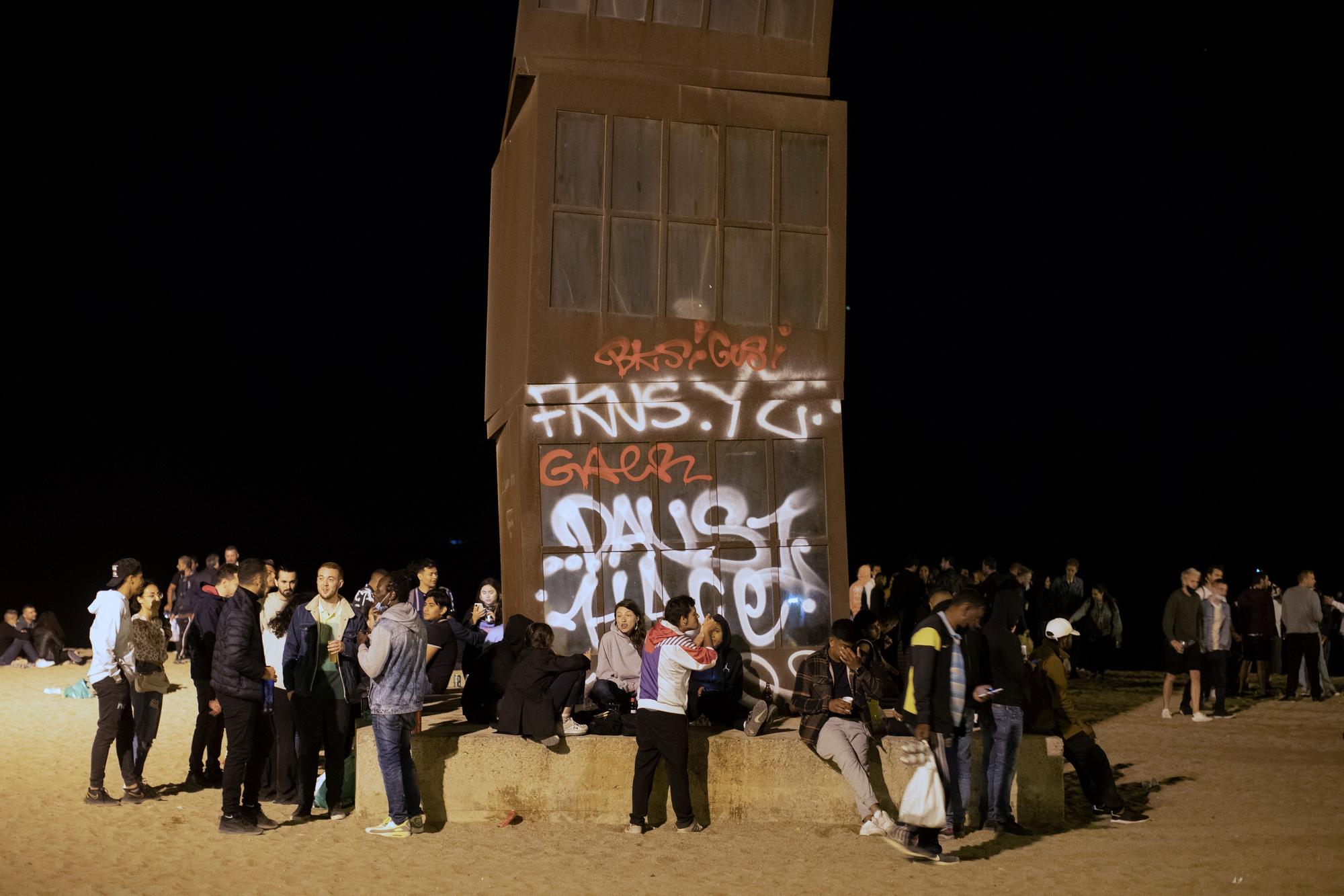 Nova nit d'aglomeracions i «botellons» a Barcelona