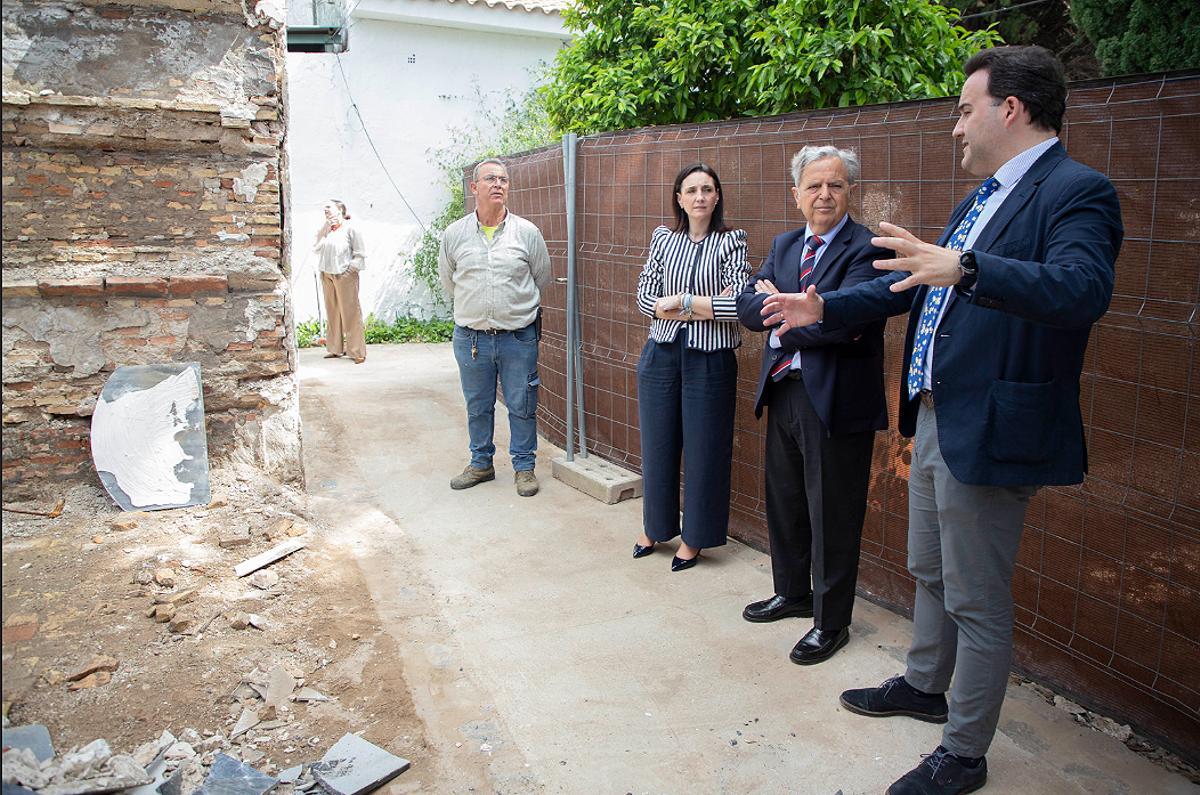 Visita institucional a los nichos afectados en el cementerio de Priego.